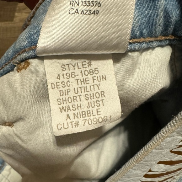 NWOT. MOTHER - SNACKS! The Fun Dip Utility Short Short - Picture 7 of 13